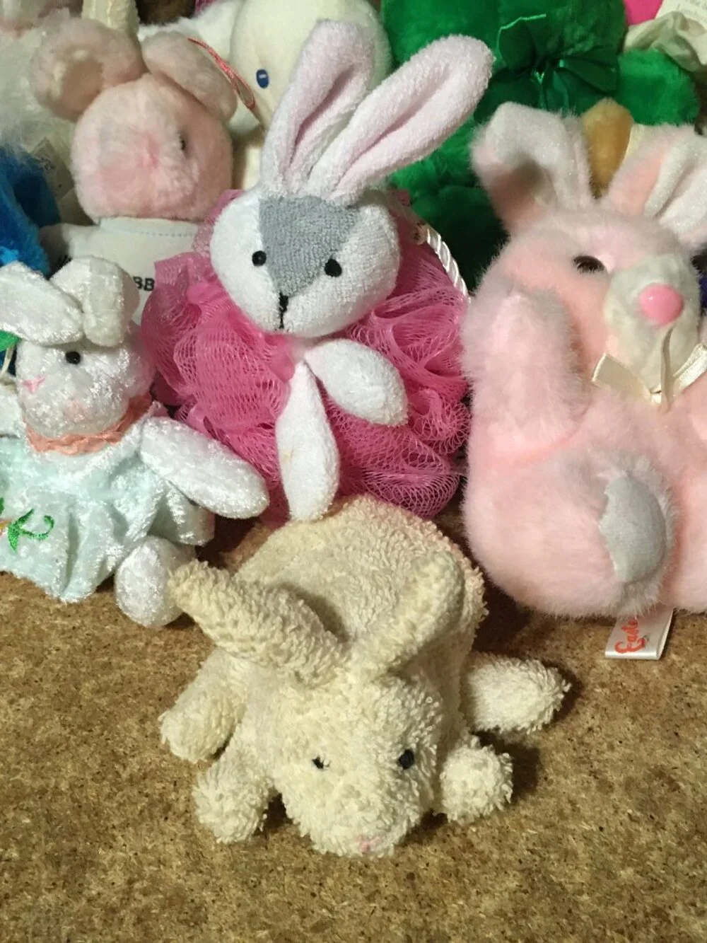 LOT OF 36 BUNNY RABBIT PLUSH BEANIE EASTER RUSS BERRIE APPLAUSE ENERGIZER BUNNY
